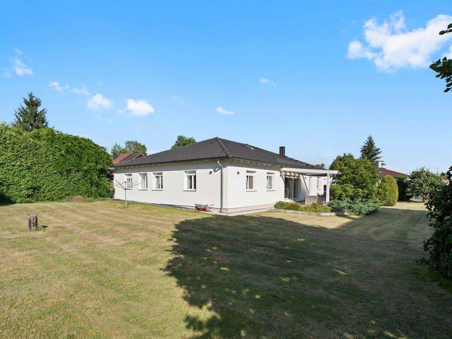 Immobilie in Pressath - Sofort bezugsfertig! Modernisierter Bungalow mit Werkstatt und großem Garten - Bild 2