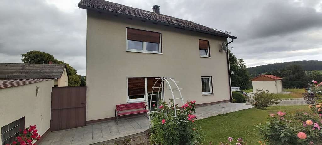 Immobilie in Pleystein - Großes Wohnhaus mit weitläufigem Garten und Garage - Bild 0