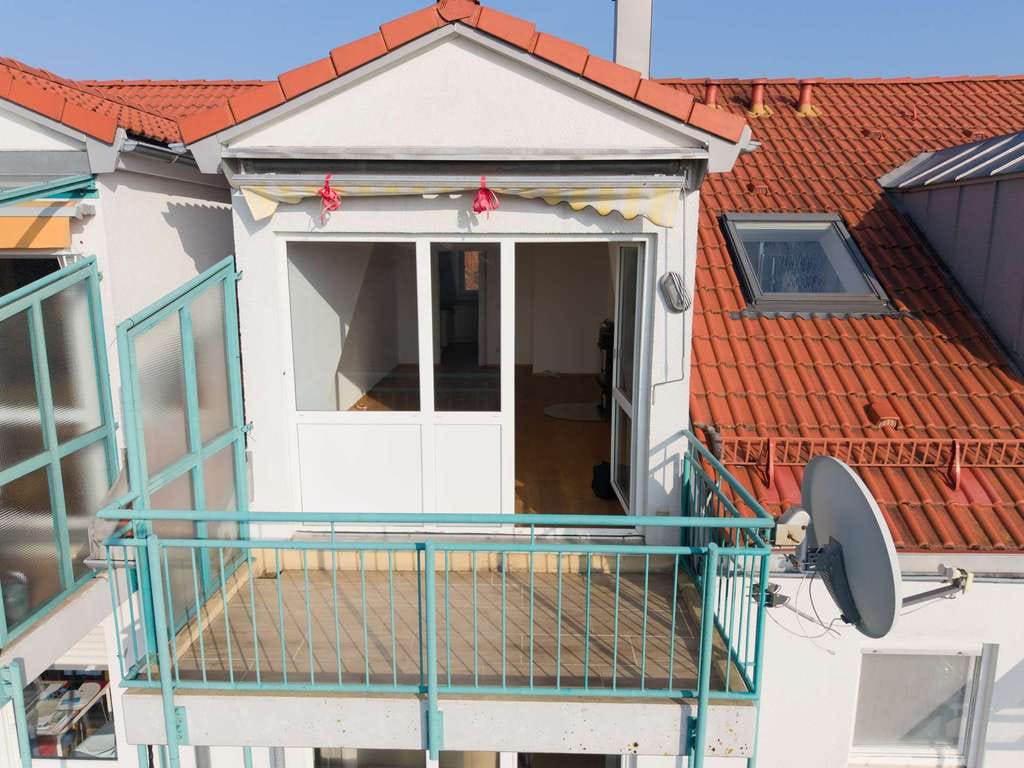 Immobilie in Höhenkirchen-Siegertsbrunn - Lichtdurchflutete 3-Zimmer-Dachgeschosswohnung mit Westbalkon - Bild 1
