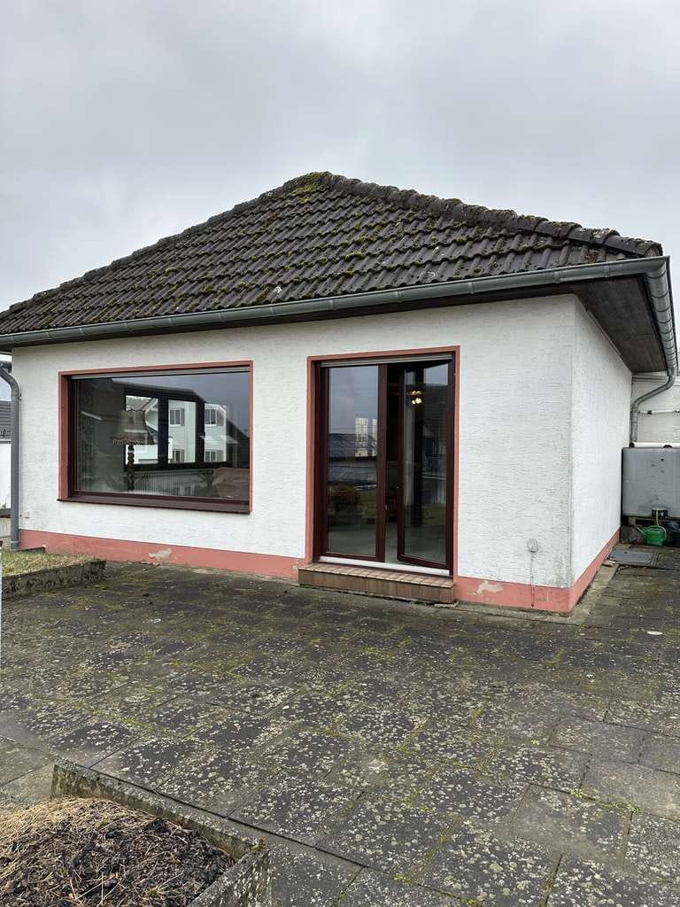 Immobilie in Bad Neuenahr-Ahrweiler - Wohnen auf einer Ebene: Bungalow mit Garten und Ausbaupotenzial in Ramersbach - Bild 1