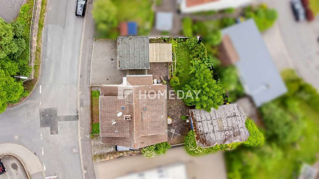 Immobilie in Petersberg - Gepflegtes 3-Familienhaus mit 245 m² Wohnfläche, Scheune, Garagen und Garten in Petersberg - Bild 1