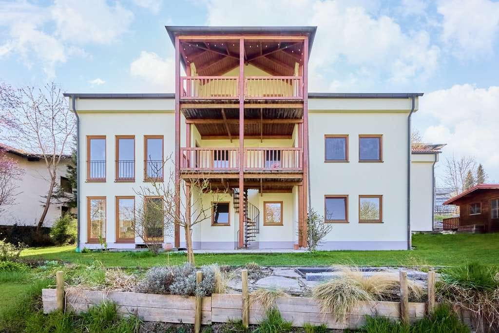 Immobilie in Langenneufnach - Die Brücke zu Ihrem neuen Lebenskonzept 
– großzügiges Zweifamilienhaus mit Traumgarten - Bild 1