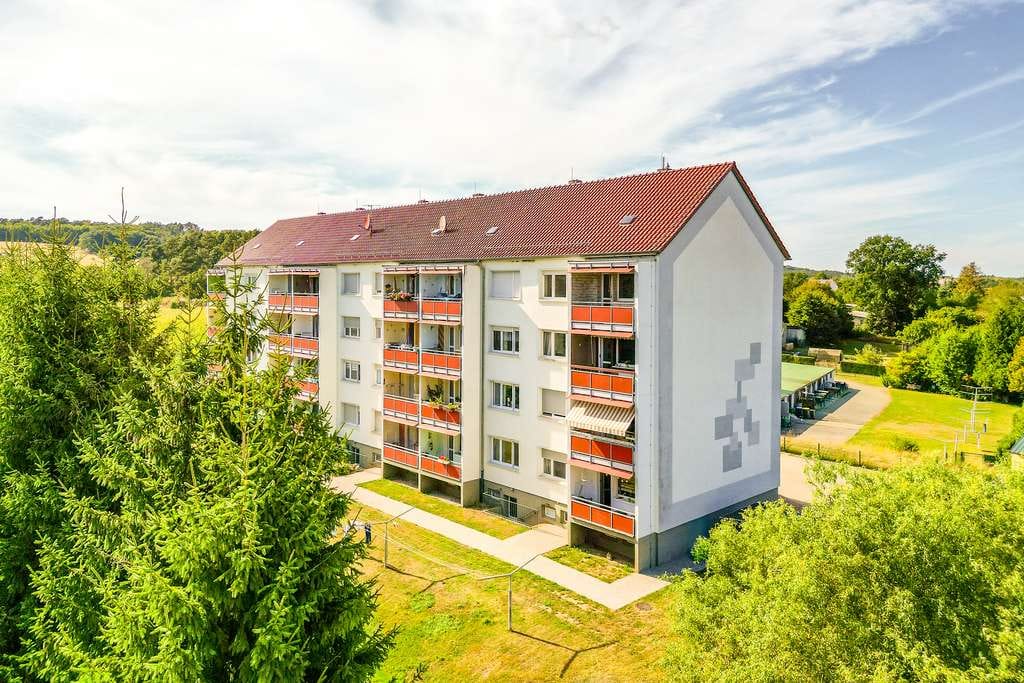 Immobilie in Oebisfelde-Weferlingen - Sanierungsbedürftige 3-Zimmer-Wohnung mit Balkon und guter Aussicht - Bild 1