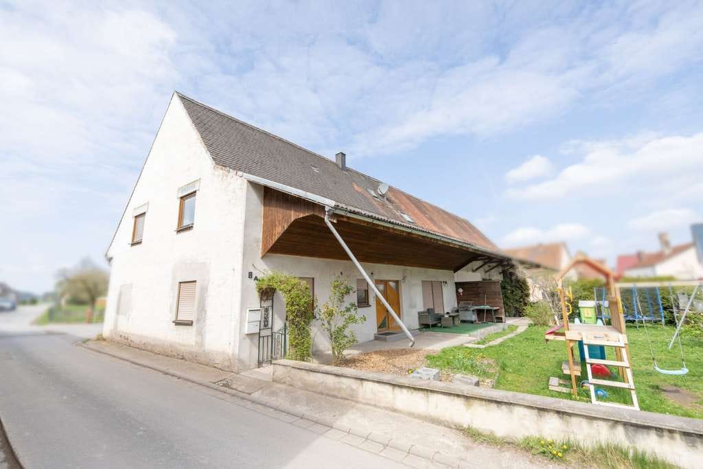 Immobilie in Schlüsselfeld - Zweifamilienhaus mit Scheune, Garten und vielseitigem Nutzungspotenzial - Bild 0