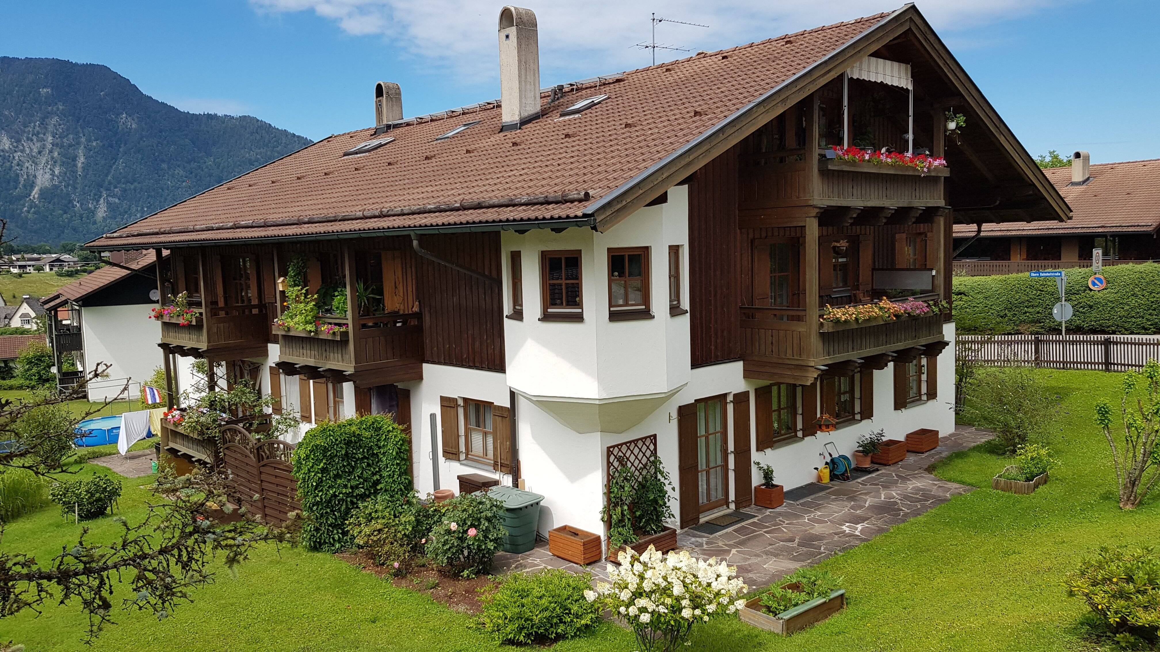 Immobilie in Bayerisch Gmain - Vermietete Dachgeschosswohnung mit 2 Zimmern und herrlichem Ausblick - Bild 0