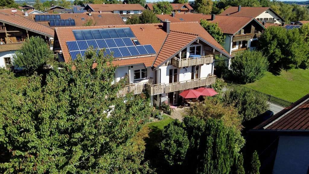 Immobilie in Seeon-Seebruck - Haus-in-Haus-Lösung mit Seeblick in Seebruck – kernsaniertes Bauernhaus mit Charme, Stil & Effizienz - Bild 0