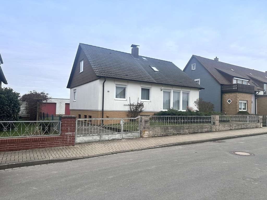 Immobilie in Söhlde - Söhlde-Groß Himstedt: Eimfamilienhaus mit großem Grundstück, Keller und zwei Garagen - Bild 0