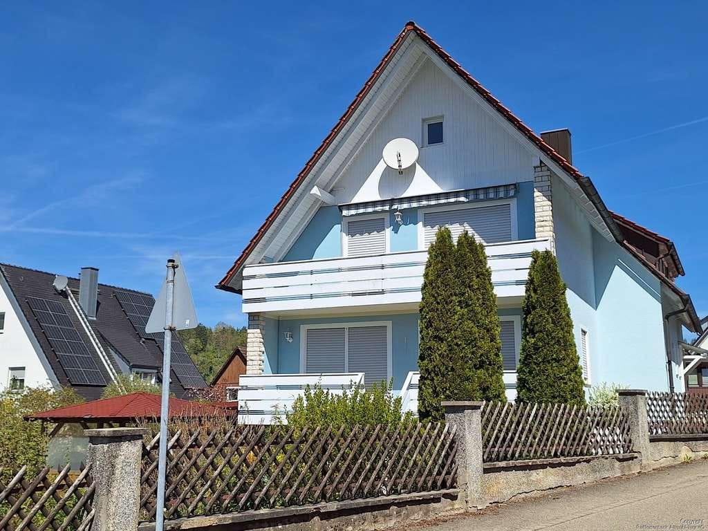 Immobilie in Greding - Großzügiges Wohnhaus mit flexiblen Nutzungsmöglichkeiten – Wohnen nach Ihren Vorstellungen - Bild 1