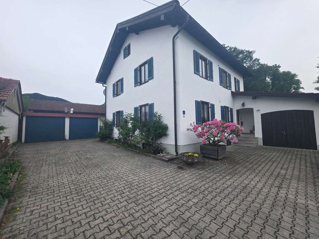 Immobilie in Frasdorf - Charmantes 2-Familienhaus in Frasdorf – Zwei Wohneinheiten und viel Entwicklungspotenzial - Bild 0