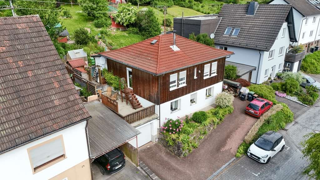 Immobilie in Morsbach - 7:55 Uhr aufstehen und pünktlich in der Schule! Modernisiertes EFH mit Einliegerwohnung und Garten - Bild 1