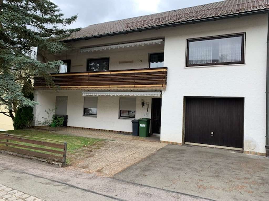 Immobilie in Oberviechtach - Zweifamilienhaus mit viel Potenzial und Platz in Oberviechtach - Bild 0