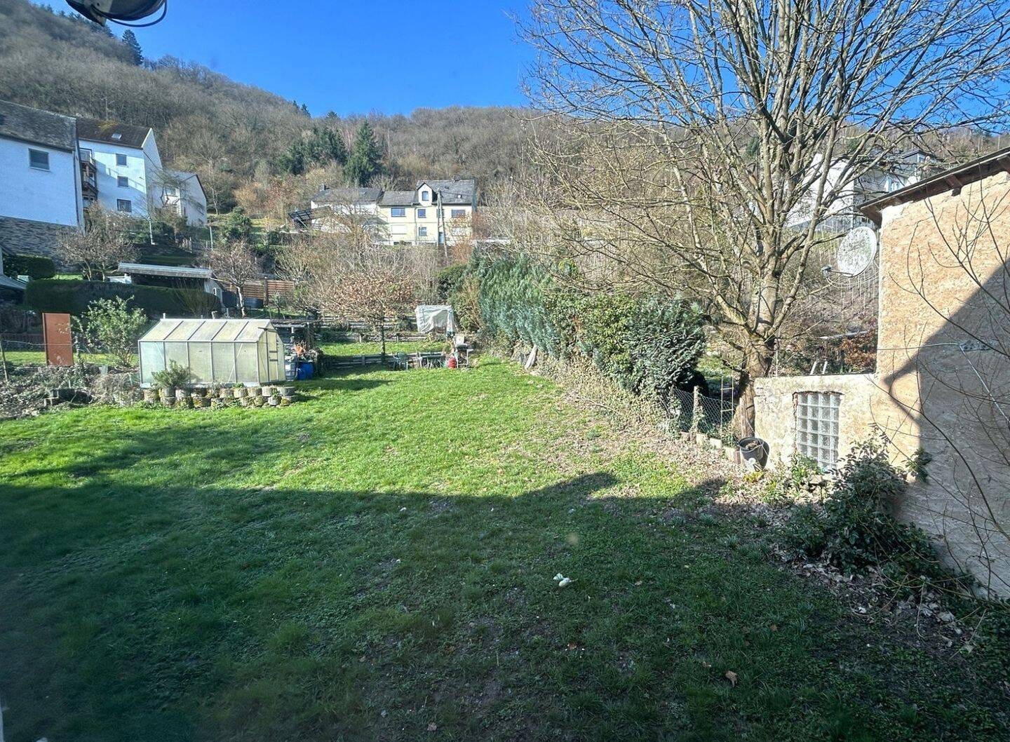 Immobilie in Kröv - Wohnhaus mit Potenzial (bis drei Ferienwohnungen möglich), Garten und Garage - Bild 1