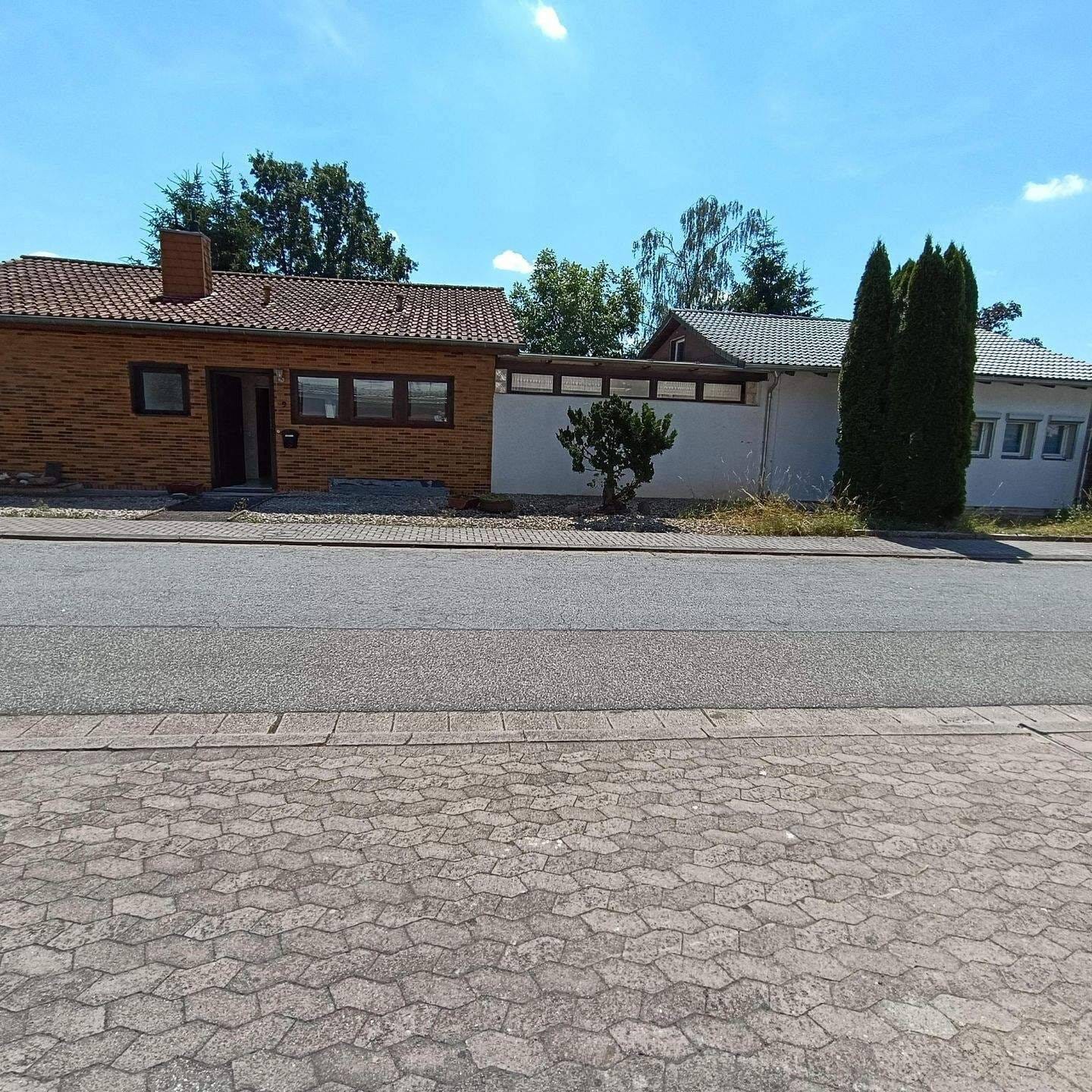 Immobilie in Heusweiler - 2 Häuser mit 3 Garagen und Garten zu 1 Preis in 66265 Heusweiler, Ortsteil Lummerschied, zu verkaufen - Bild 1