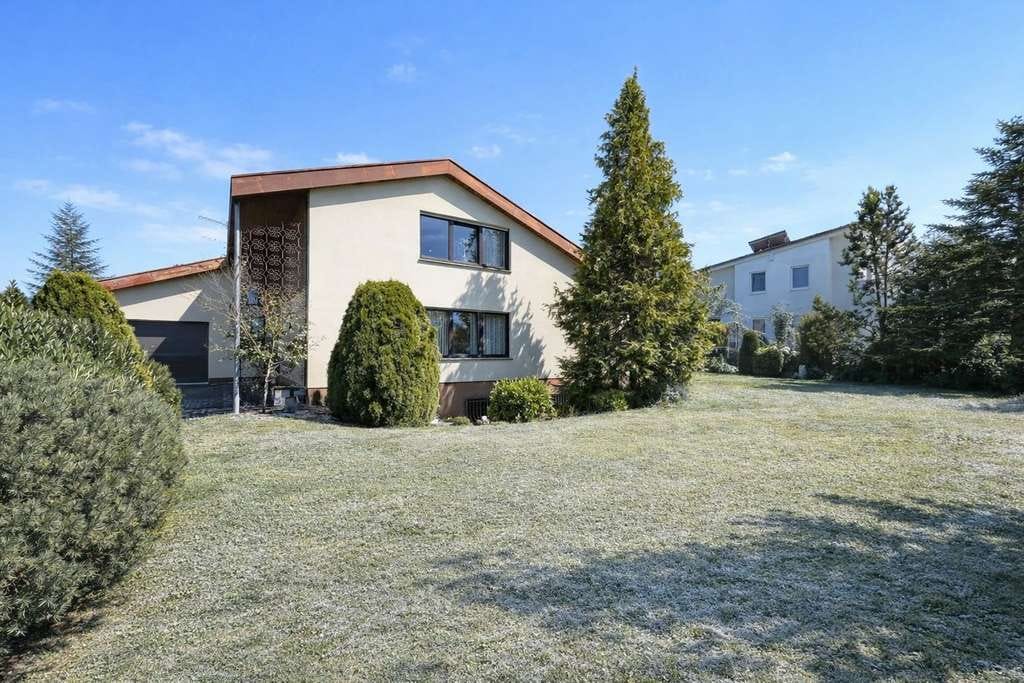Immobilie in Dettingen unter Teck - Freistehendes Einfamilienhaus mit großem Garten - Bild 2