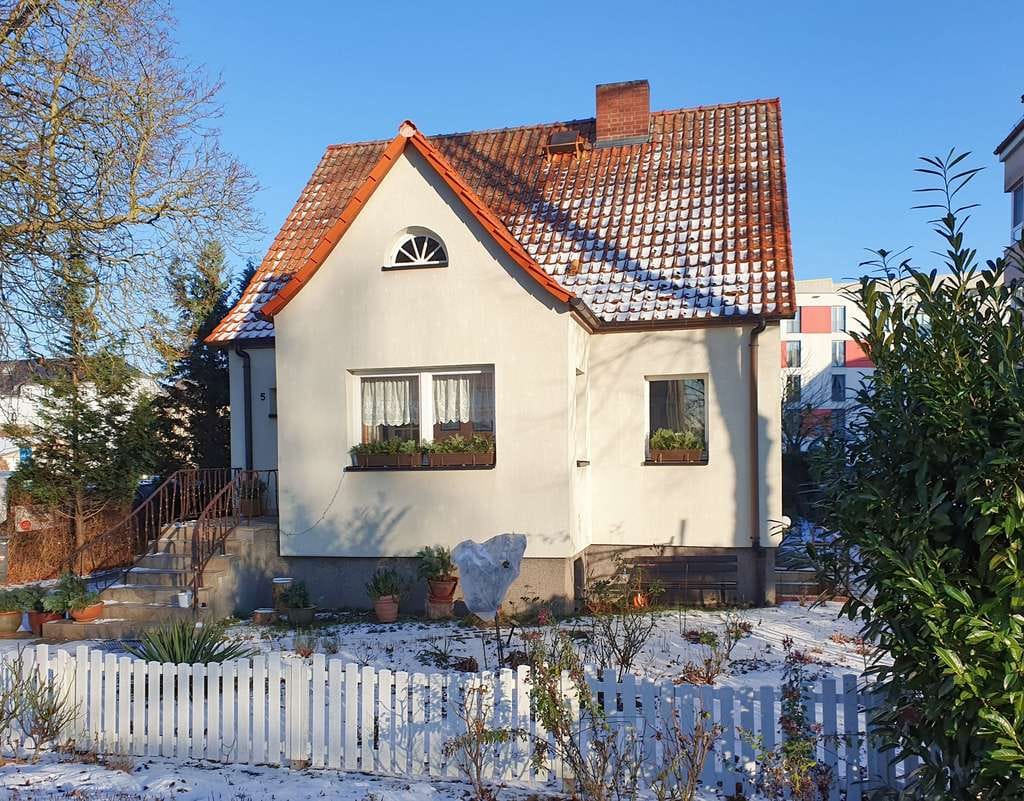 Immobilie in Neubrandenburg - Einfamilienhaus mit Garage – nur wenige Gehminuten zum Tollensesee und ins Stadtzentrum - Bild 1