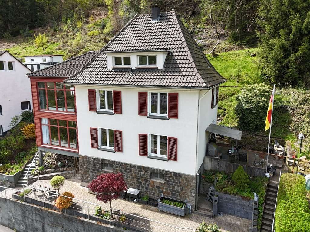 Immobilie in Schalksmühle - Nicht 08/15: Modernisiertes Zweifamilienhaus mit insgesamt 197qm Wohnfläche in Schalksmühle!!! - Bild 1