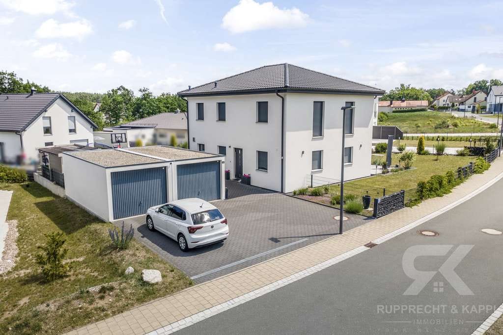Immobilie in Grafenwöhr - Neuwertiges (Ein)Familienhaus mit KfW-40-Plus-Standard, PV-Anlage und sonnigem Südwestgarten - Bild 0