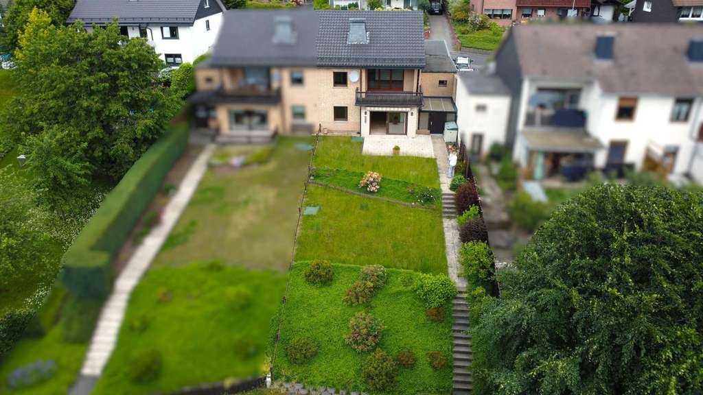 Immobilie in Morsbach - Massive Doppelhaushälfte mit Südgarten, Balkon und Garage in ruhiger Lage von Morsbach-Lichtenberg! - Bild 1