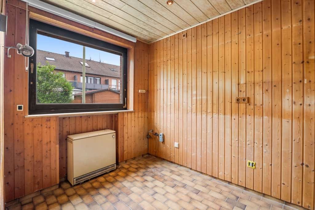 Immobilie in Niederzier - Sanierungsbedürftiges Reiheneckhaus mit überdachtem Freisitz, Garage und Entwicklungspotenzial - Bild 2