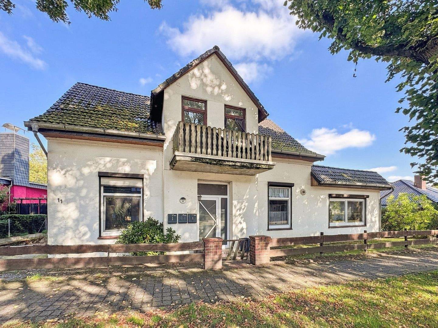 Immobilie in Ritterhude - Charmantes Zweifamilienhaus mit Einliegerwohnung, großem Garten und Pool - Bild 1