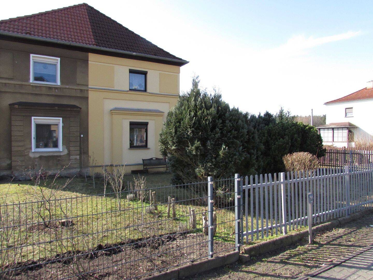 Immobilie in Schwarzheide - schicke DHH mit Grundstück im Herzen von Schwarzheide - Bild 1