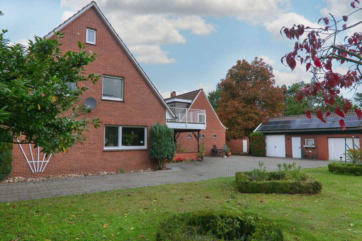 Immobilie in Nordhorn - Freistehendes Wohnen im Grünen – mit Nebengebäude, Doppelgaragen und ideal für Mehrgenerationenwohnen - Bild 4