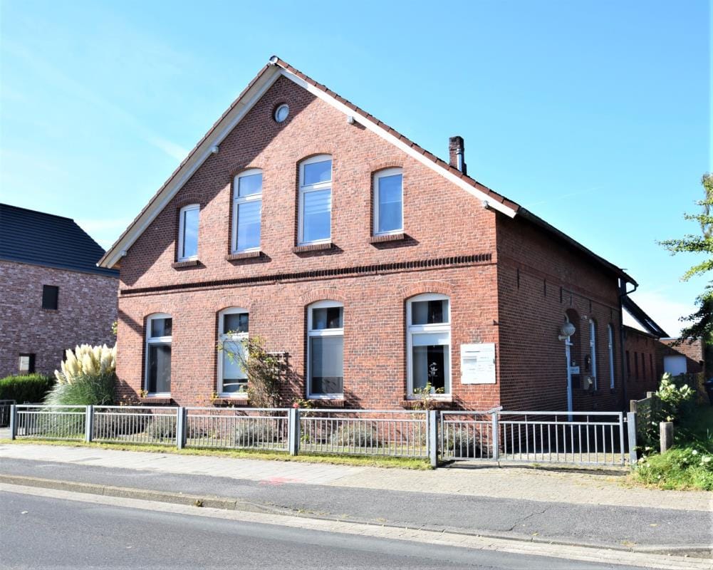Immobilie in Aurich - Zweiparteienhaus in zentraler und stark frequentierter Lage von Aurich – Ideal als Kapitalanlage oder zur Selbstnutzung - Bild 1