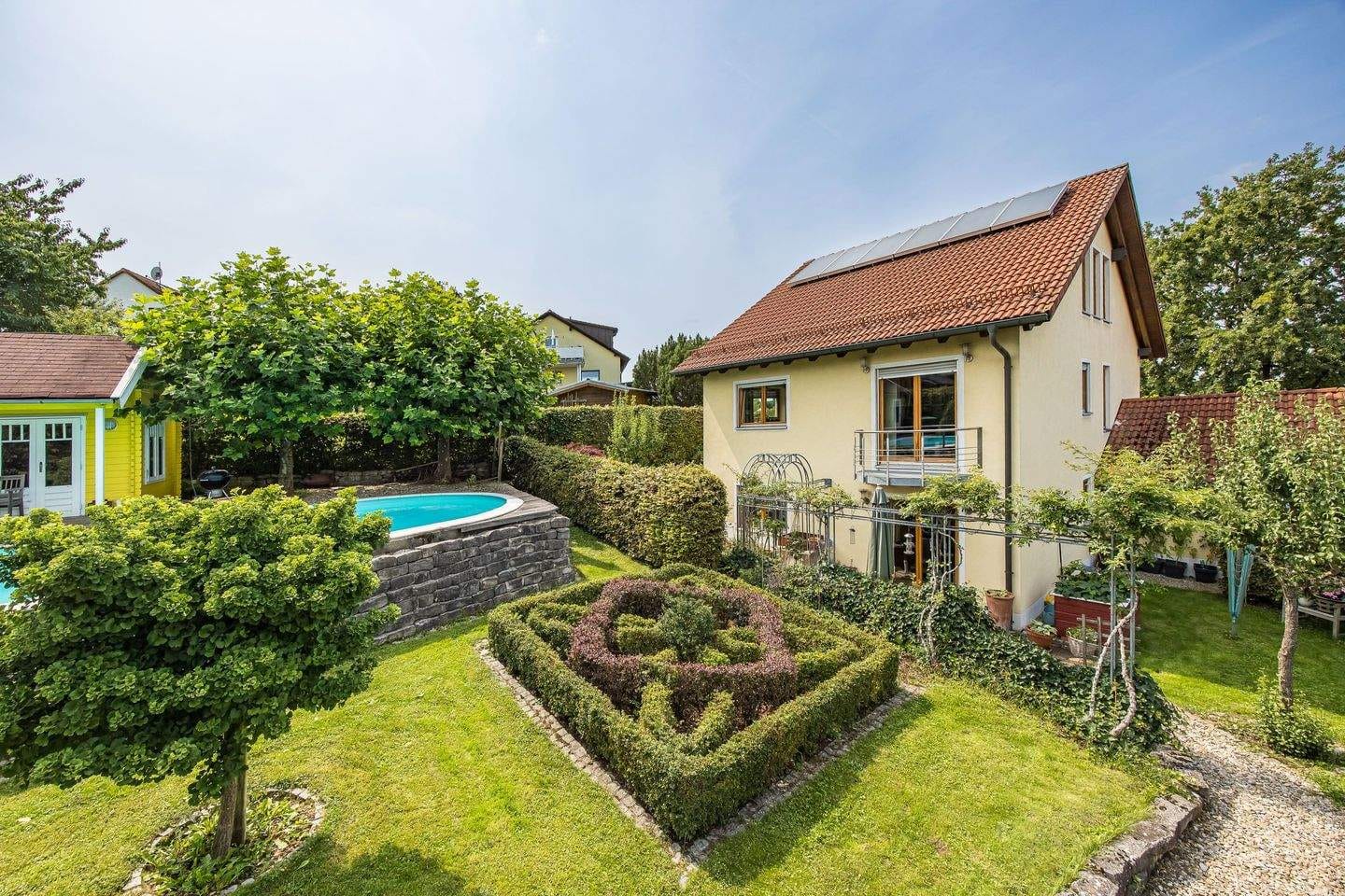 Immobilie in Henfenfeld - Besonderes Anwesen in Henfenfeld mit großem Garten und Pool - Bild 1