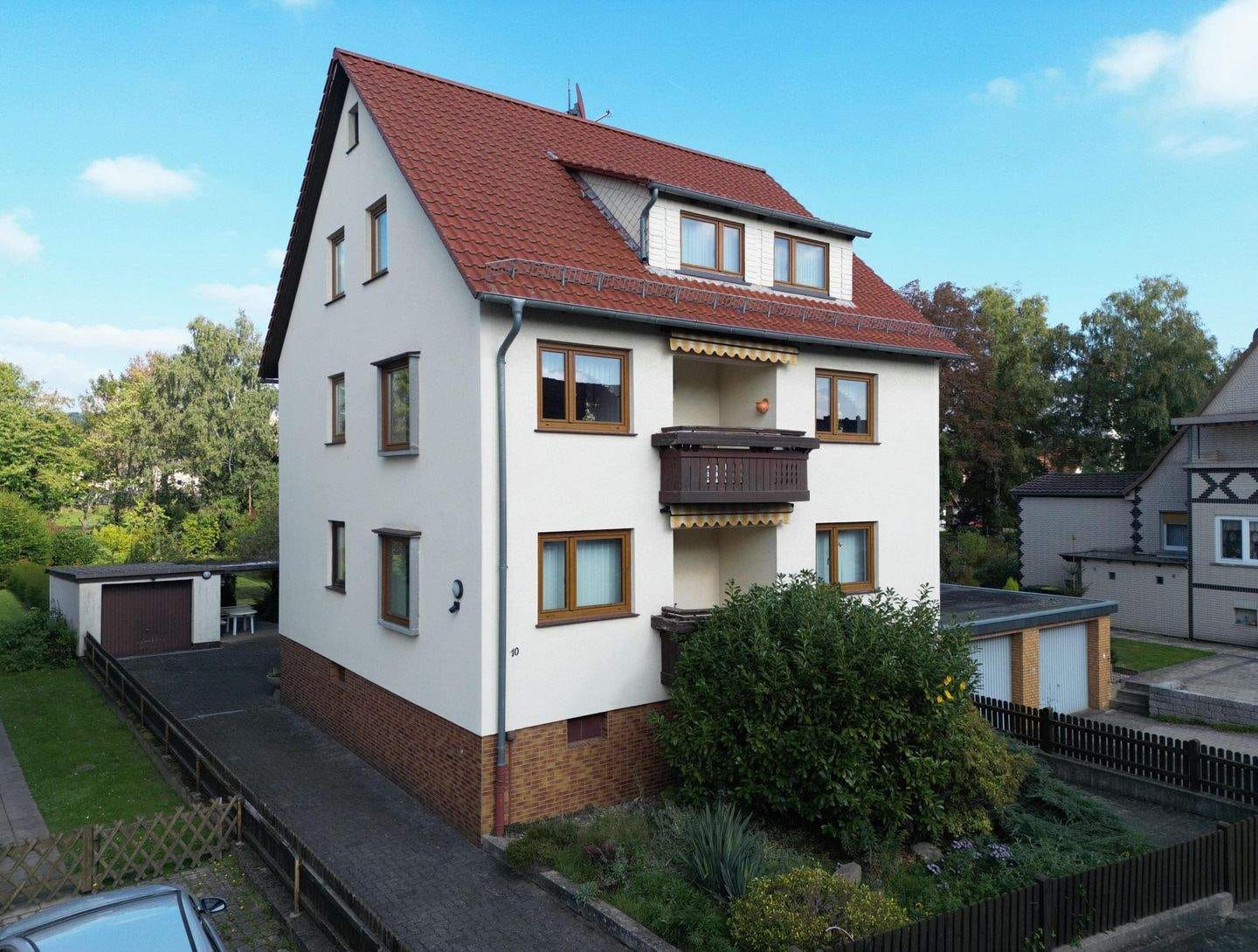 Immobilie in Niestetal - 3-Familienhaus mit Balkonen auf großem Grundstück mit Garagen in Niestetal-Sandershausen - Bild 0