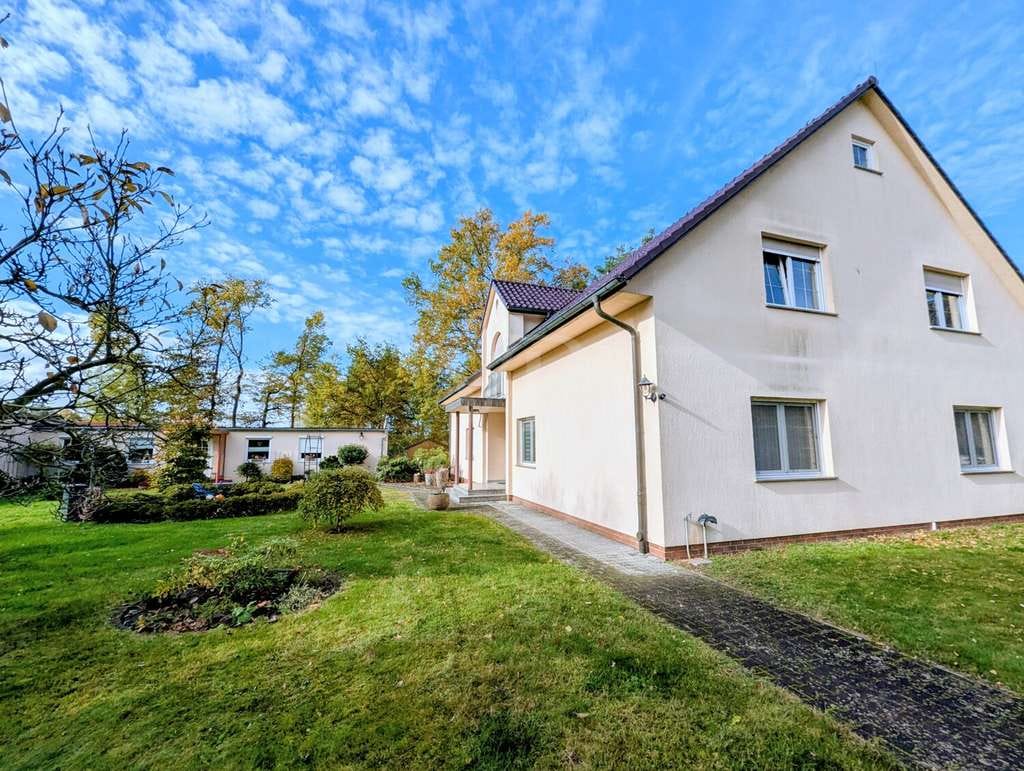 Immobilie in Cottbus - Chóśebuz - Einmaliges Immobilienensemble - Zweifamilienhaus und moderner Bungalow in traumhafter Naturlage - Bild 2