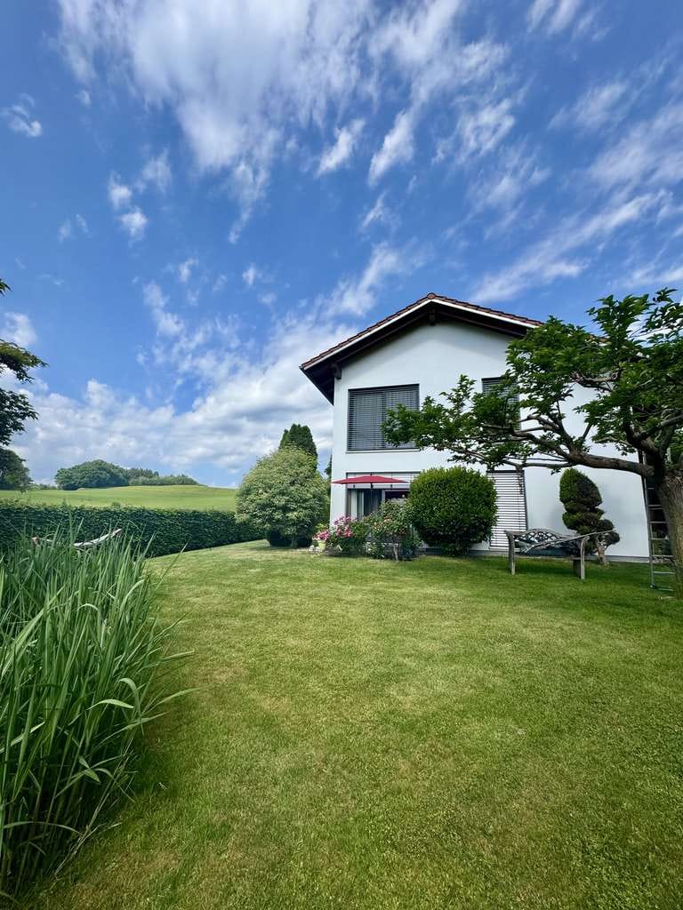 Immobilie in Langenneufnach - Wohnen mit Weitblick - Exklusives Holzständer-Haus in traumhafter Aussichtslage - Bild 0