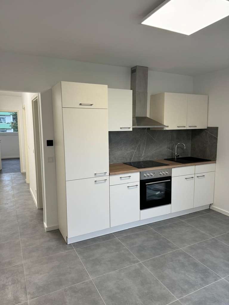Immobilie in Gummersbach - Modernisierte 3-Zimmer-Erdgeschosswohnung mit Balkon, Stellplatz und Einbauküche - Bild 1