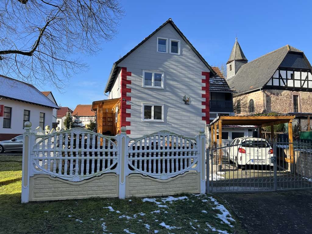 Immobilie in Waldkappel - Charmantes Einfamilienhaus mit Garage - Bild 1