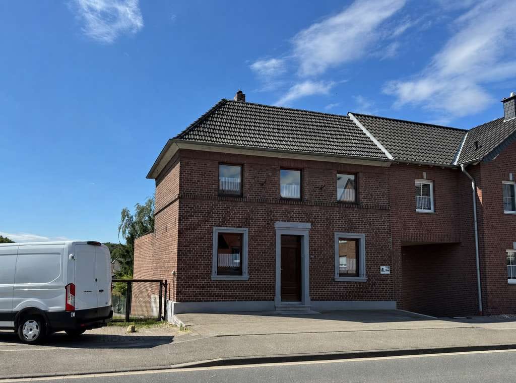 Immobilie in Geilenkirchen - Zweifamilienensemble mit Vorder- und Hinterhaus, Garage, Stellplätzen und idyllischem Garten! - Bild 0