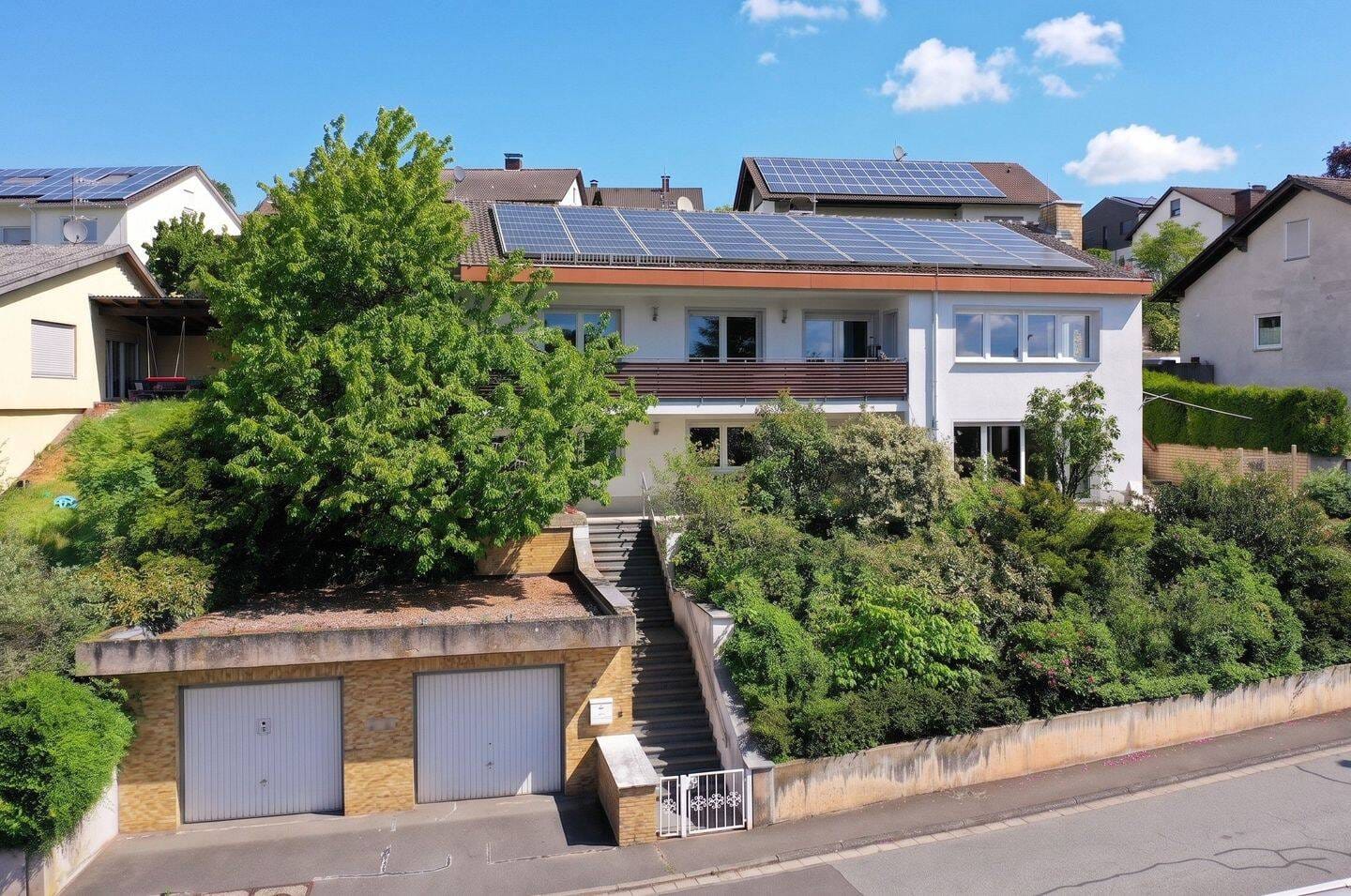 Immobilie in Obernburg am Main - Familien-Zuhause in begehrter Lage mit Aussicht und Platz für zwei Familien - Bild 0