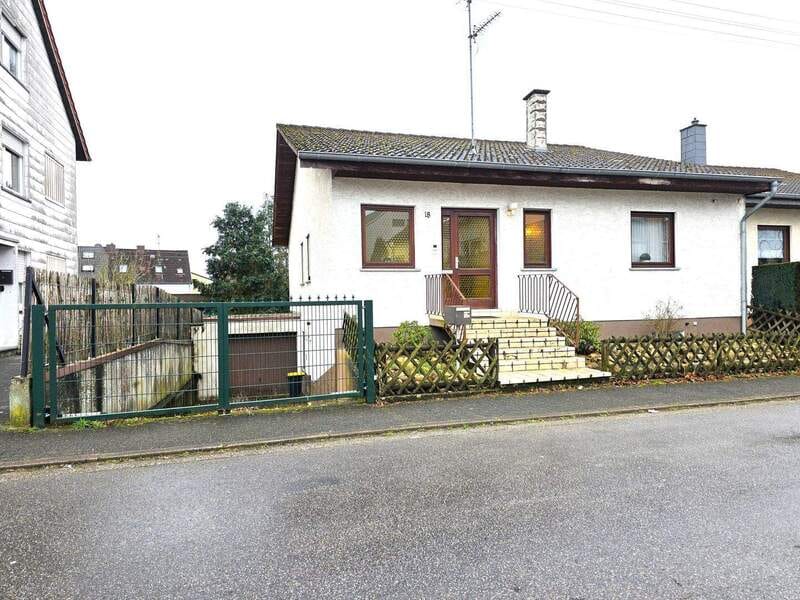 Immobilie in Kleinblittersdorf - EINFAMILIENHAUS MIT EINLIEGERWOHNUNG GARAGE UND GARTEN - Bild 0