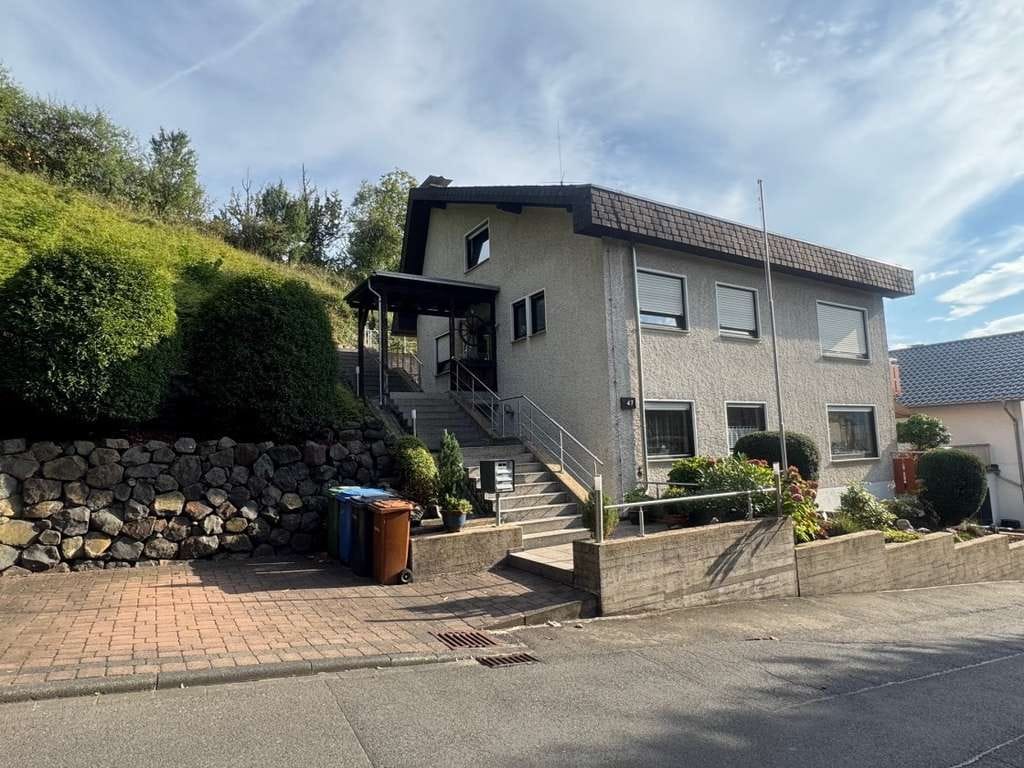 Immobilie in Rheinbrohl - Gepflegtes 3 - Familienhaus mit Doppelgarage und PKW -Stellplatz - Bild 1