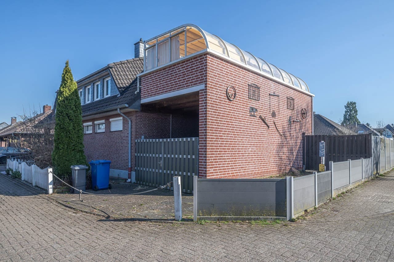 Immobilie in Wiefelstede - Reserviert: Einfamilienwohnhaus mit zwei Wohneinheiten in Wiefelstede/Metjendorf - Bild 1
