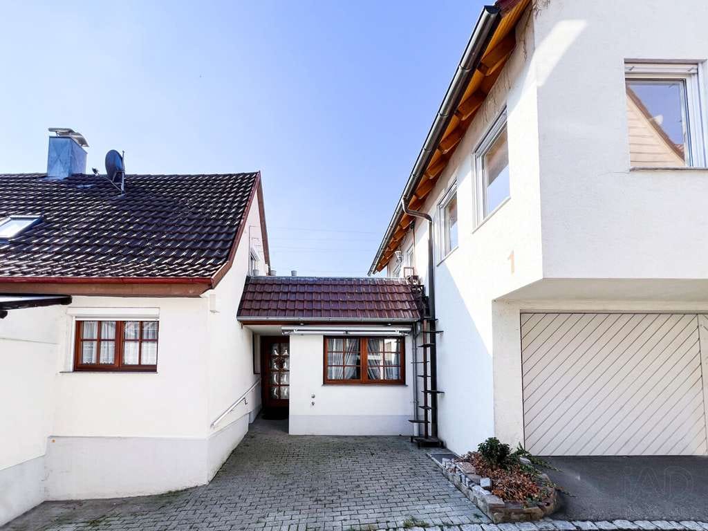Immobilie in Tamm - Einmaliges Ensemble - zwei Einfamilienhäuser mit Dachterrasse, Doppelgarage und Hobbyraum in Tamm - Bild 1