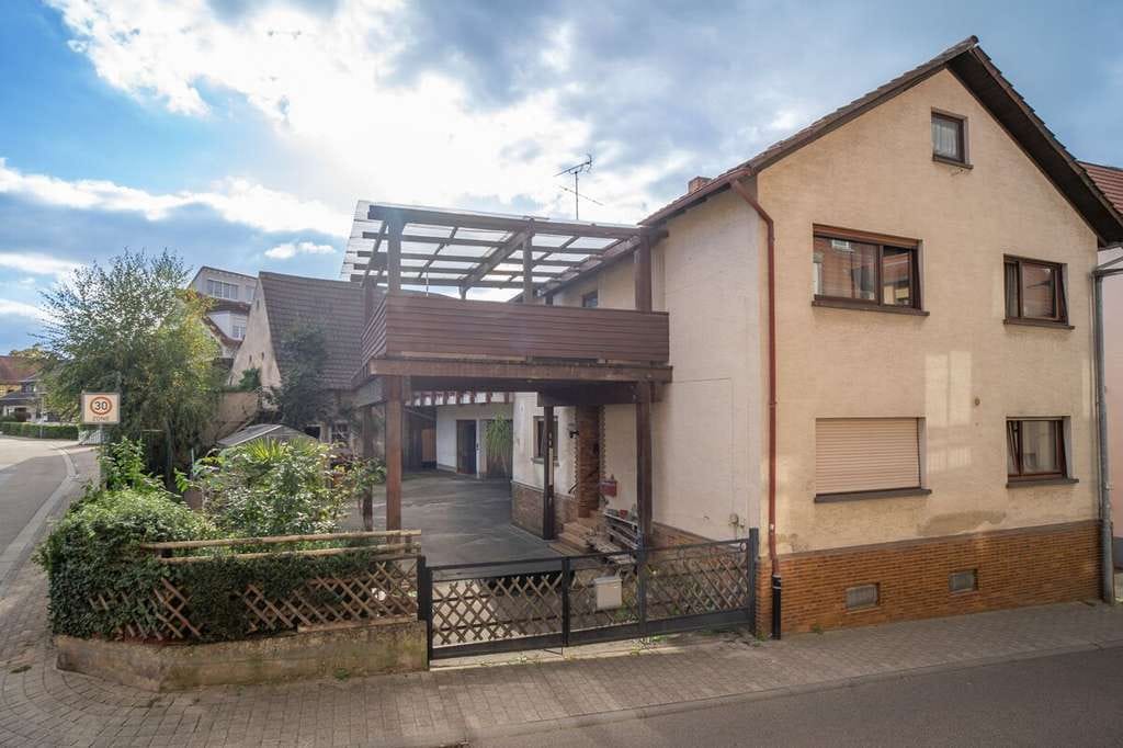 Immobilie in Nußloch - Zweifamilienhaus mit barrierefreiem Anbau, großem Innenhof, Scheune und 2 Balkonen - Bild 0