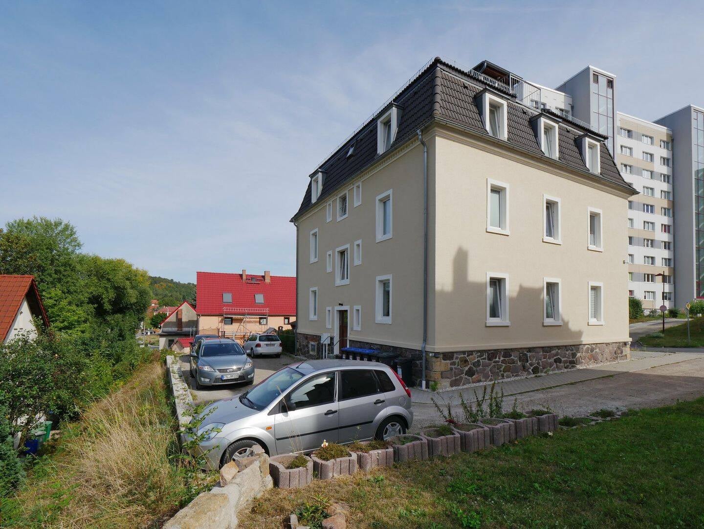 Immobilie in Freital - Balkon - Laminat - Kamin - Wanne/Dusche - Gäste-WC - 2 Stellplätze - 4 Zimmer Wohnung Freital kaufen - Bild 2