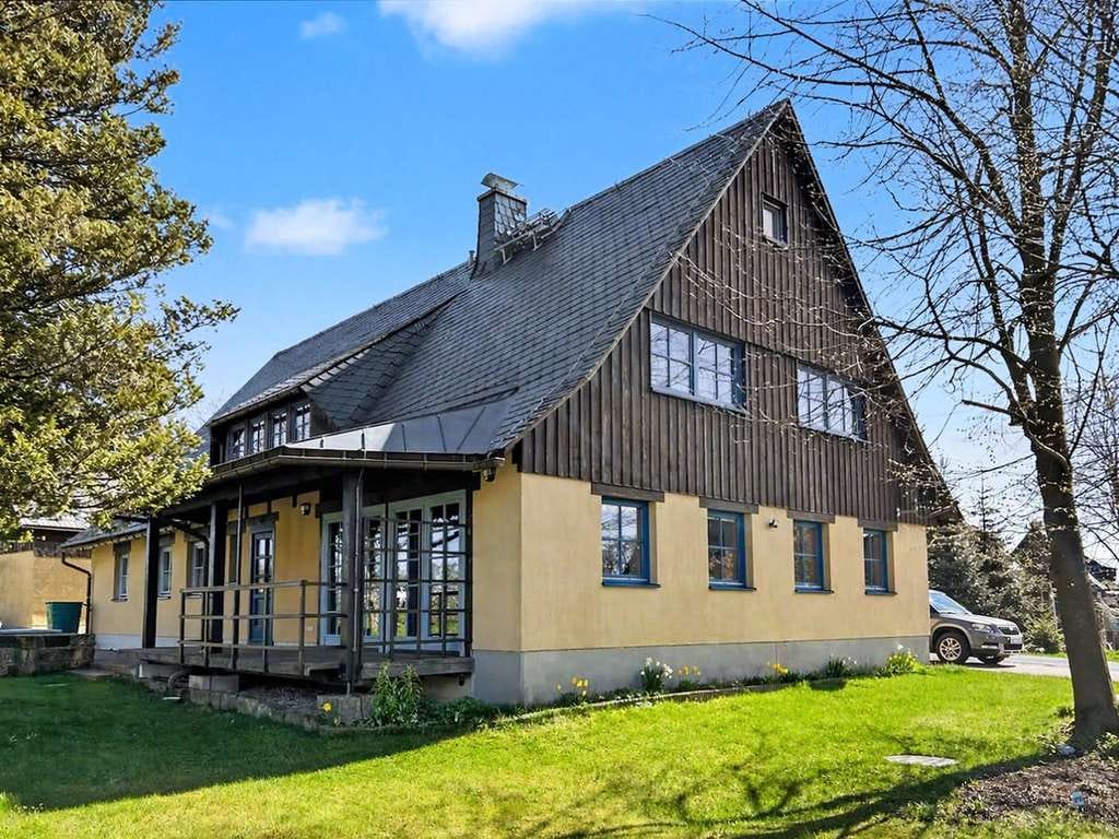 Immobilie in Hermsdorf/Erzgebirge - Großzügiges Zweifamilienhaus in Hermsdorf/ Erzgebirge - Wohnen und Arbeiten unter einem Dach - Bild 0
