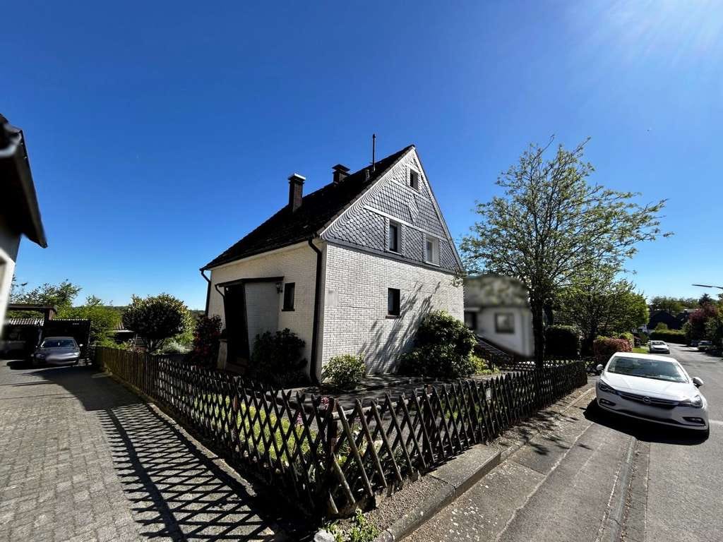 Immobilie in Wiehl - Wiehl-Hengstenberg: Freistehendes Einfamilienhaus mit unverbautem Blick ins Grüne - Bild 1