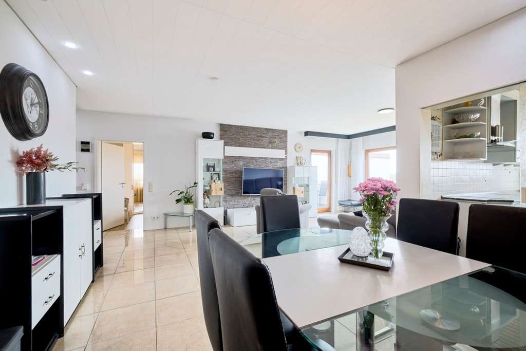 Immobilie in Gomaringen - Attraktive 3,5-Zimmer Wohnung mit Balkon, Pool und Sauna in Gomaringen. - Bild 2