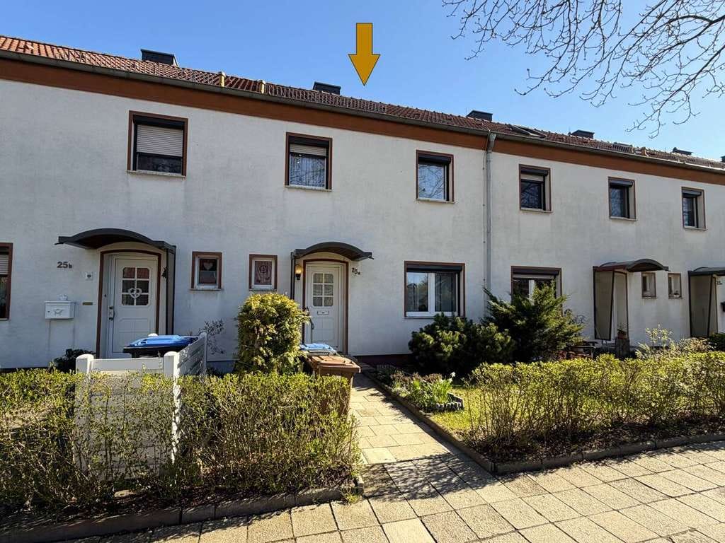 Immobilie in Bitterfeld-Wolfen - Attraktive Gelegenheit in Wolfen: Reihenmittelhaus mit gepflegtem Garten, Terrasse & Ausbaureserve - Bild 0