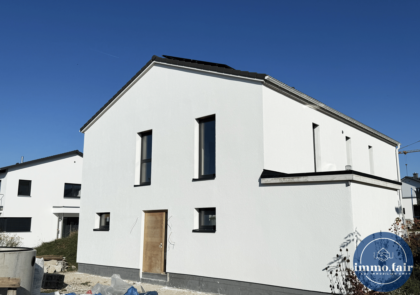 Immobilie in Hülben - Modernes KfW40+ Einfamilienhaus mit luxuriöser Ausstattung, PV-Anlage und Smart-Home-System - Bild 2