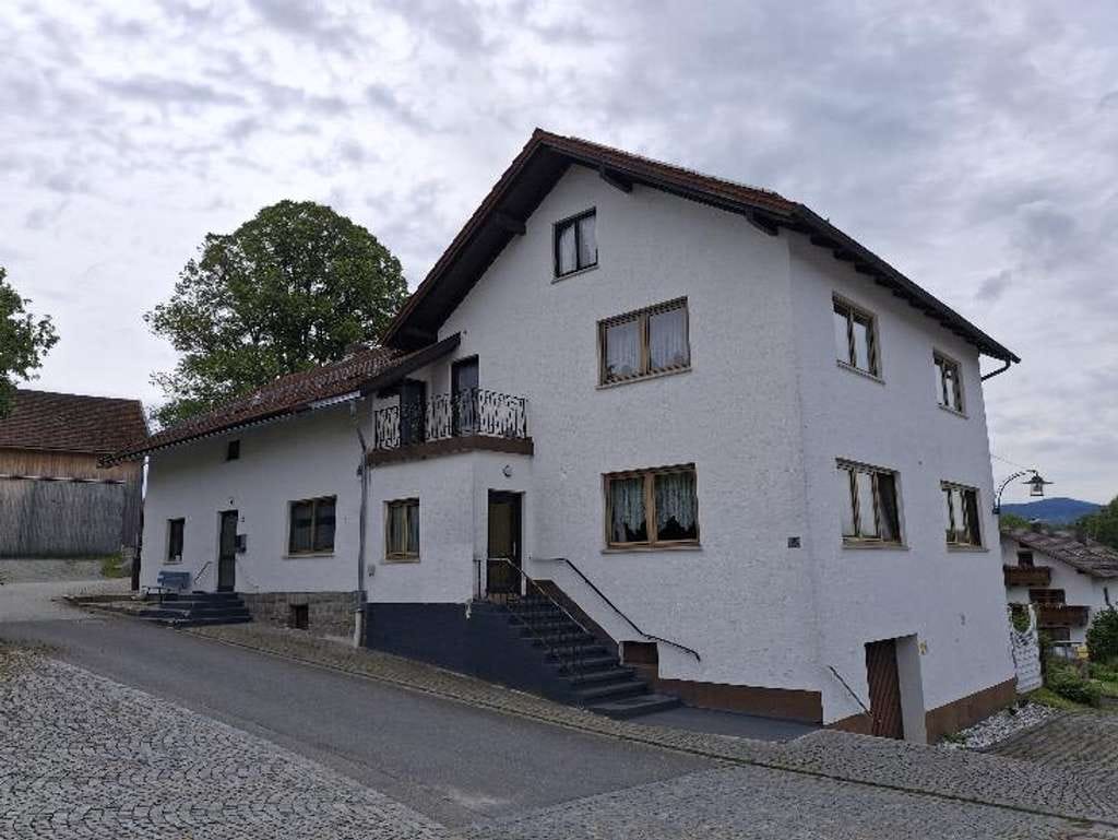 Immobilie in Patersdorf - Mehrfamilienhaus mit Gaststätte in zentraler Dorflage - Bild 0