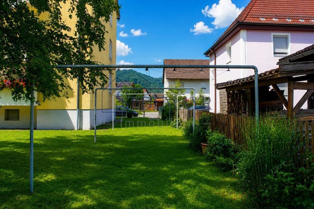 Immobilie in Peißenberg - VERKAUF: 3-Zimmer-Wohnung mit Balkon, Garage und großem Gemeinschaftsgarten in ruhiger Lage! - Bild 1