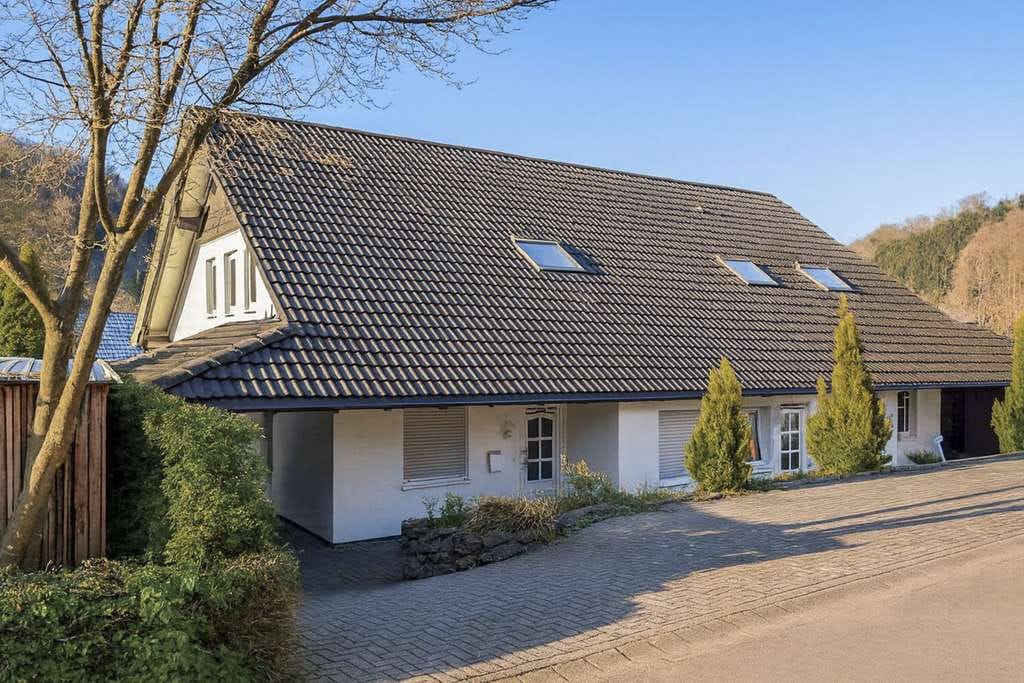 Immobilie in Schmallenberg - Energieeffizienz A+ trifft Lebensqualität – Wohnen, Vermieten und Golfen im Herzen des Sauerlands - Bild 0