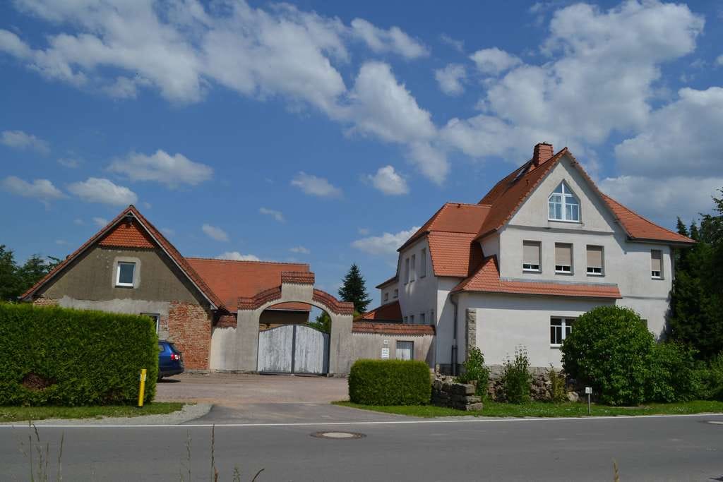 Immobilie in Bad Bibra - Eine Dachgeschoß-Eigentumswohnung mit 2 Stellplätzen und Gartenfläche in ruhiger ländlich idyllischer Lage vom Finneland für Eigennutzer oder Kapitalanleger - Bild 2